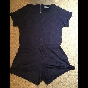 Woman’s new without tags navy romper size large  Dalia  2 front side pockets